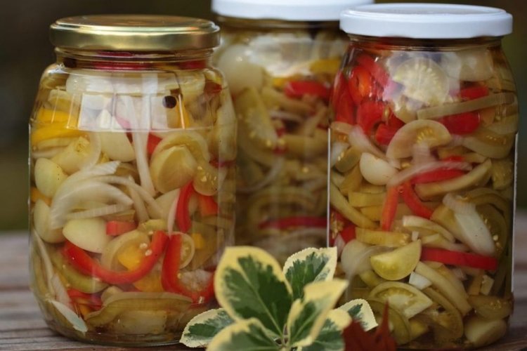 Grüne Tomaten mit Zwiebeln, Knoblauch und Paprika