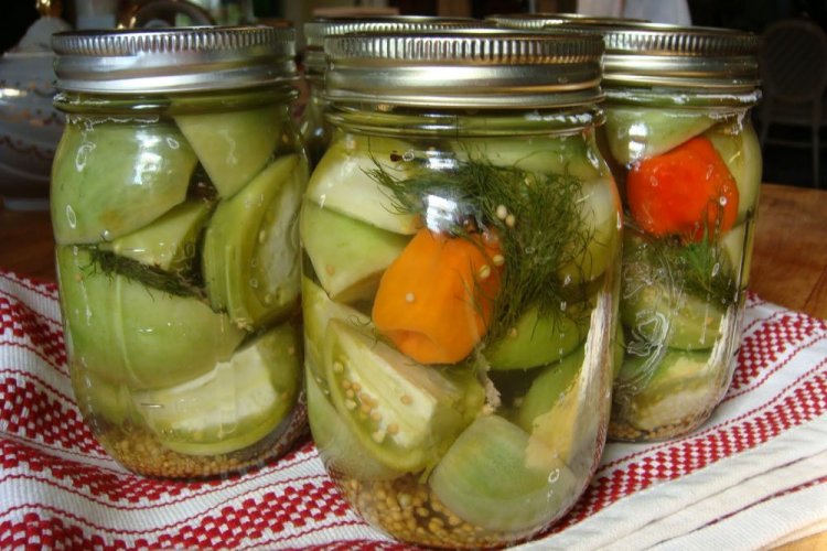 Grüne Tomaten in Stücken mit Senfkörnern und Karotten