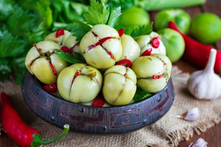Grüne Tomaten, gefüllt mit scharfer Paprika und Petersilie