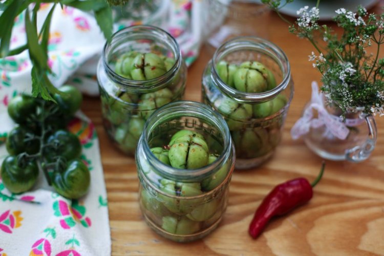 Grüne Tomaten „Ogonjok“ für den Winter