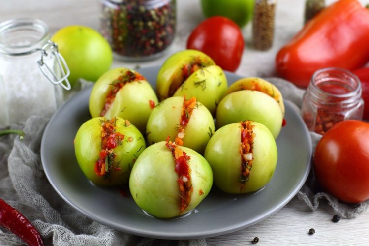 Grüne Tomaten, gefüllt mit scharfer Paprika, reifen Tomaten und Dill