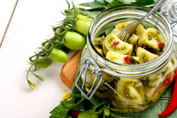 Scharfe grüne Tomaten für den Winter