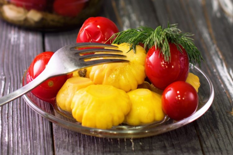 Patissons, eingelegt mit Tomaten