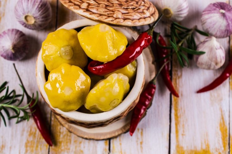 Scharfe Patissons, eingelegt mit Aspirin