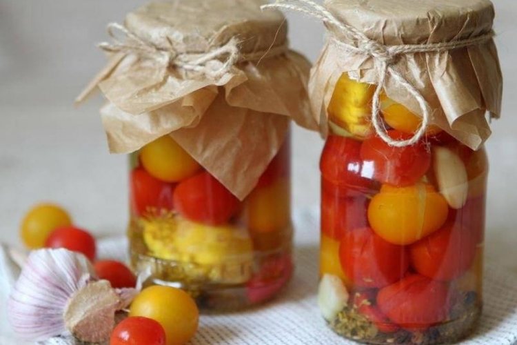 Eingelegte Patissons mit Tomaten, Dill und Zitronensaft