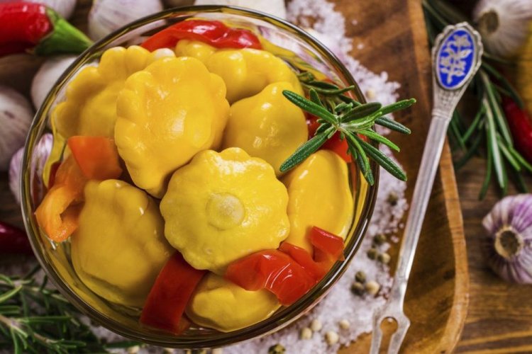 Eingelegte Patissons mit Paprika, Rosmarin und Knoblauch