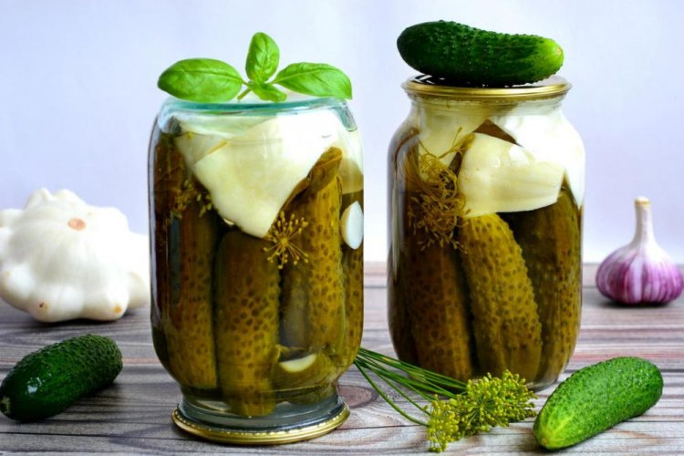 Patissons, eingelegt mit Gurken und Dill