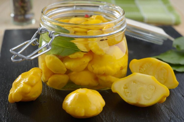 Ganze Patissons, ohne Essig eingelegt