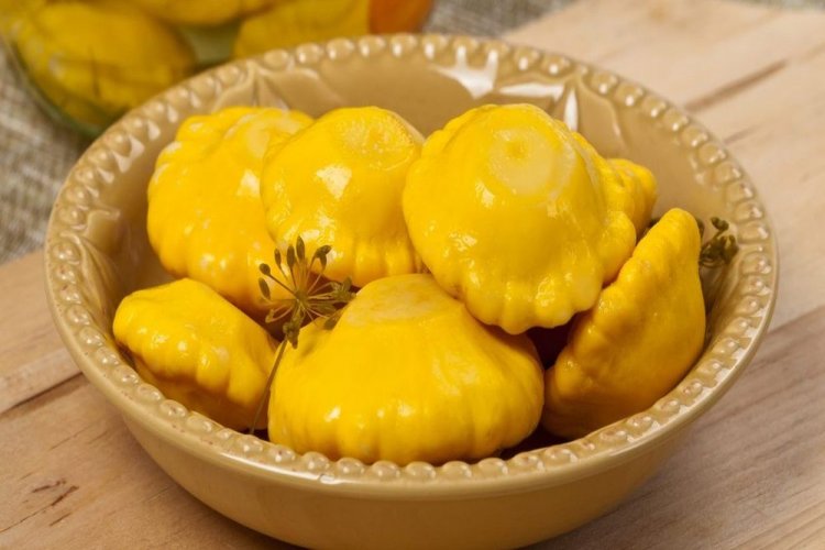 Eingelegte Patissons mit Zitronensaft