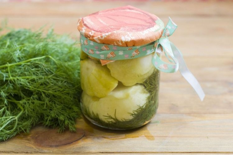 Eingelegte Patissons mit Dill für den Winter