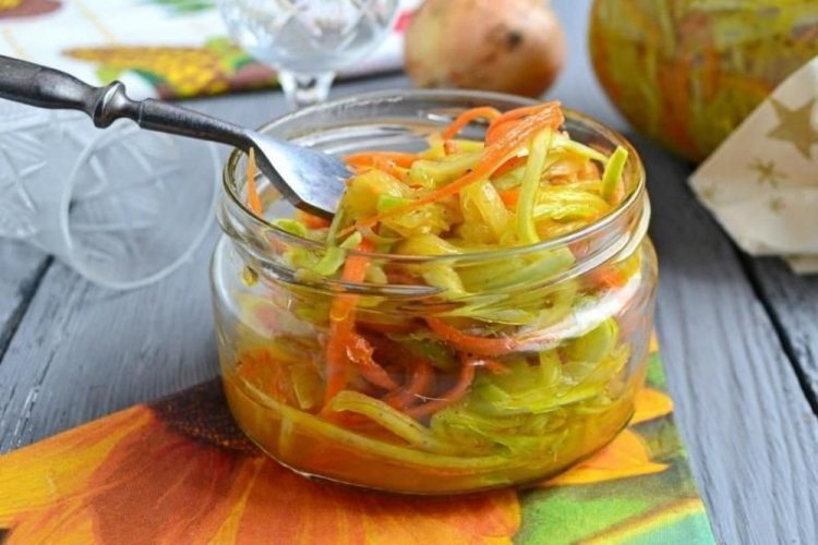 Pepinos al estilo coreano con zanahoria, cebolla y vinagre de arroz