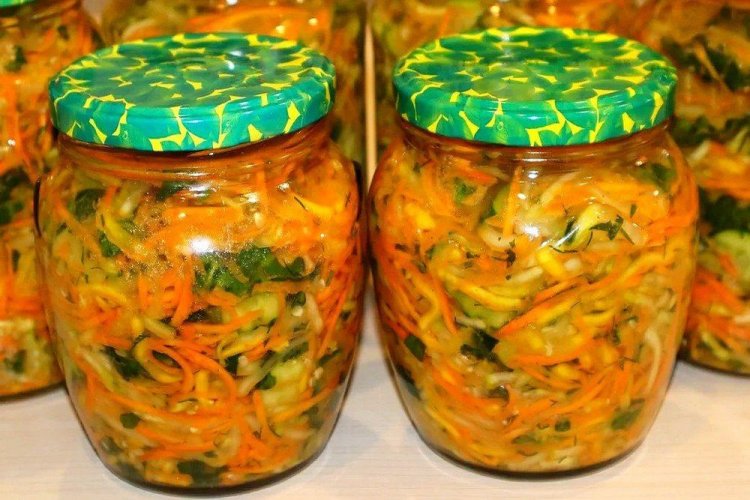 Pepinos al estilo coreano con zanahoria, jengibre y hierbas