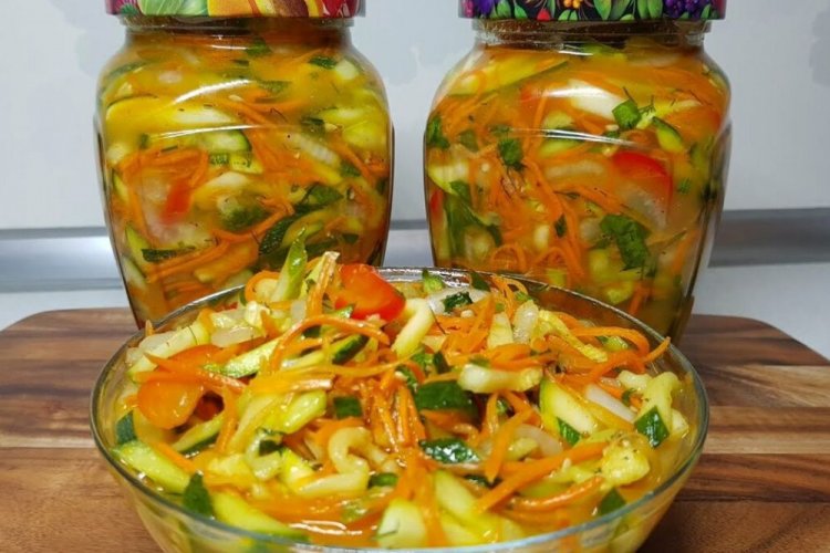 Pepinos al estilo coreano con verduras y cebolleta