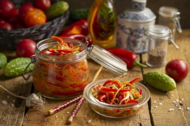 Pepinos al estilo coreano con pimiento morrón, zanahoria y ajo