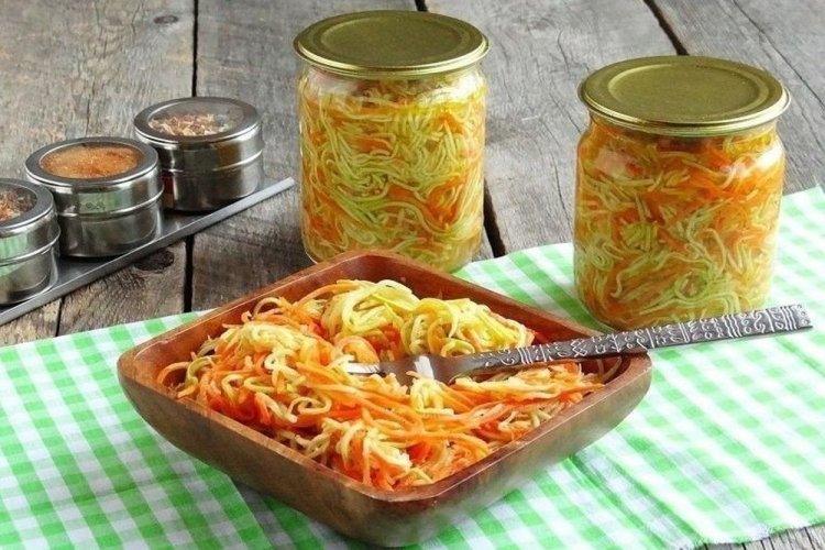 Pepinos al estilo coreano con zanahoria, pimiento morrón y zumo de limón