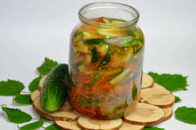 Pepinos al estilo coreano con zanahoria y vinagre de vino para el invierno