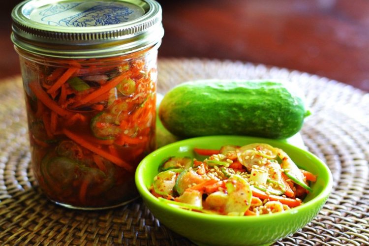 Pepinos al estilo coreano con zanahoria, sésamo y ajo