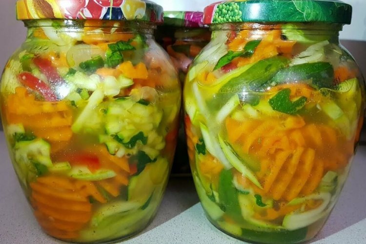 Pepinos al estilo coreano con zanahoria, cebolla y chile picante