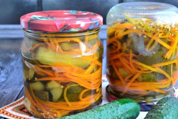 Pepinos al estilo coreano con zanahoria, eneldo y semillas de mostaza