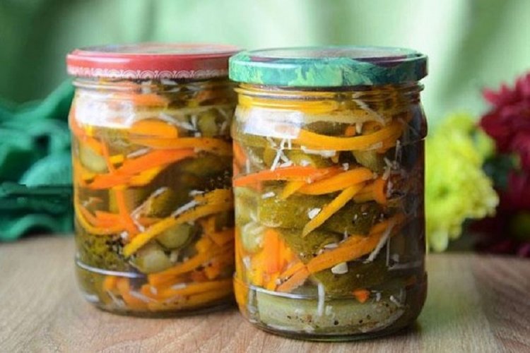 Pepinos al estilo coreano con zanahoria y raíz de rábano picante