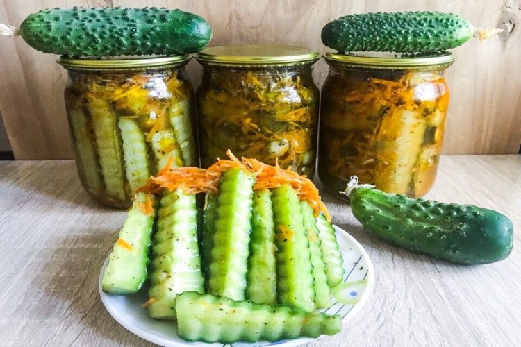 Pepinos al estilo coreano con zanahoria y ácido cítrico para el invierno