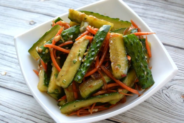 Pepinos al estilo coreano con zanahoria, ajo y salsa de soja