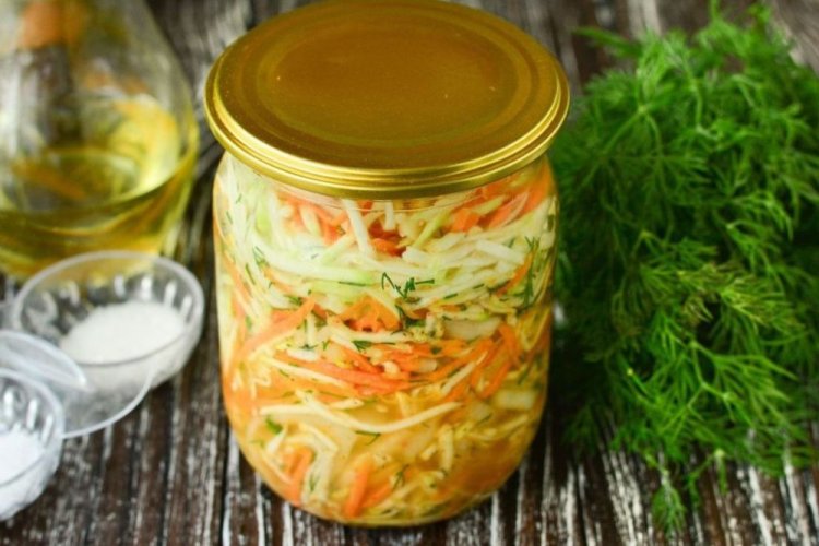 Pepinos al estilo coreano con zanahoria y zumo de limón para el invierno