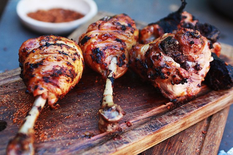 Hähnchenschenkel in Granatapfelsaft vom Grill