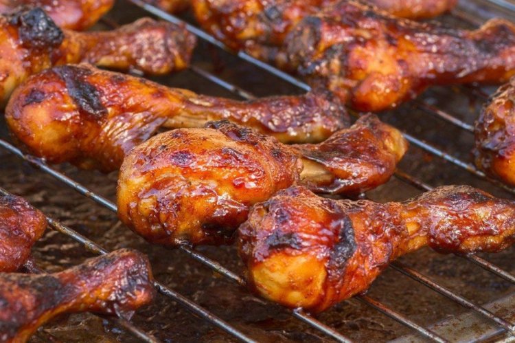 Hähnchenschenkel mit Zwiebeln und Adschika vom Grill
