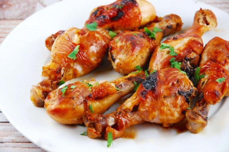 Hähnchenschenkel mit Mayonnaise und Sojasauce vom Grill
