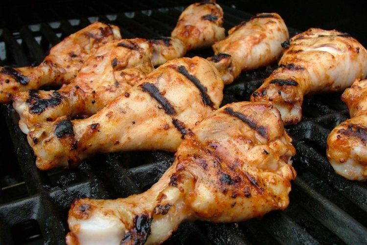 Hähnchenschenkel in Mineralwasser vom Grill