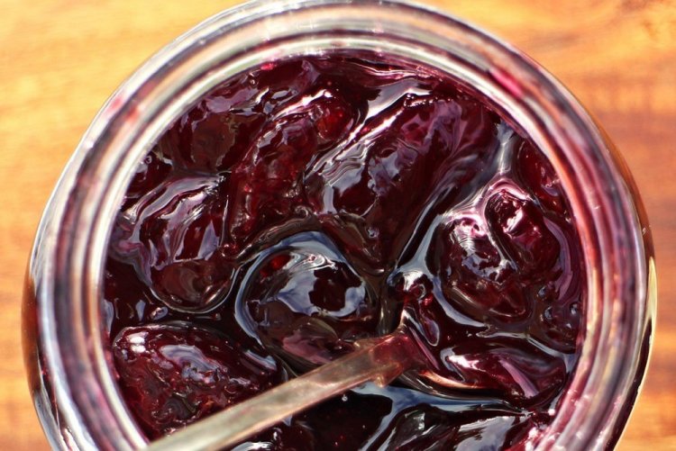 Five-Minute Cherry Jelly with Gelatin