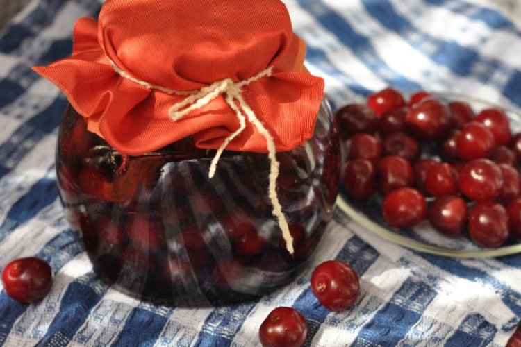 Cherries in Gelatin Jelly for Winter