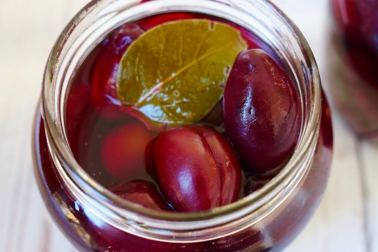 Ciruelas encurtidas con coñac para el invierno