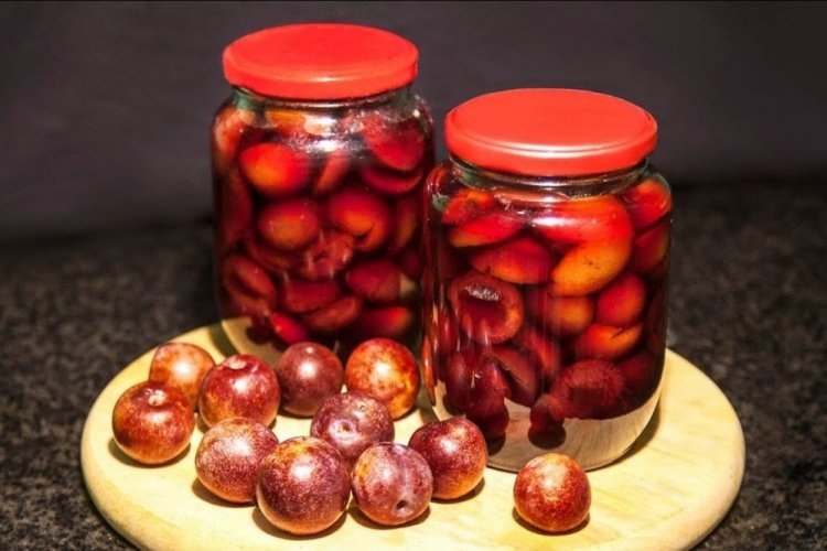 Ciruelas en su propio jugo para el invierno