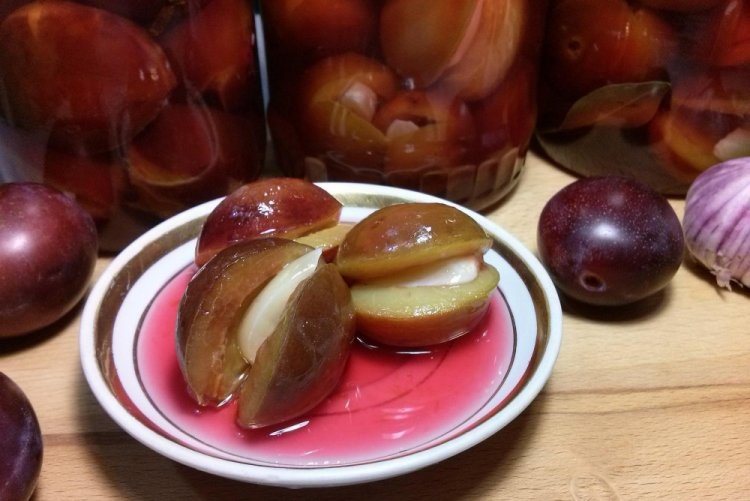 Ciruelas con ajo para el invierno