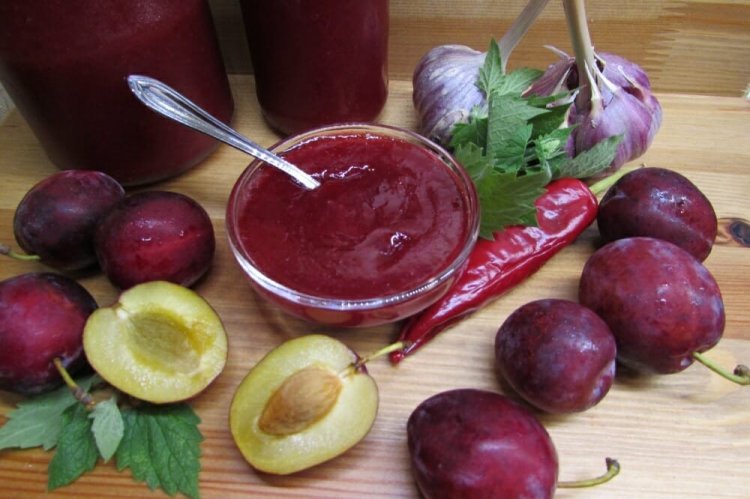 Salsa Tkemali de ciruela para el invierno