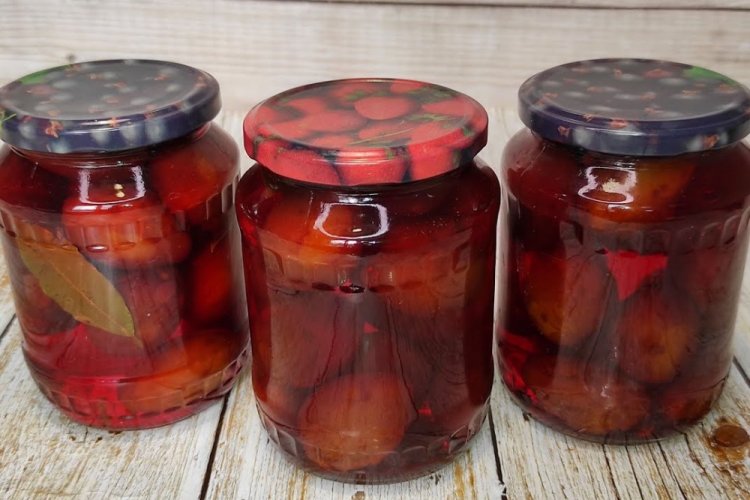 Ciruelas encurtidas como aceitunas