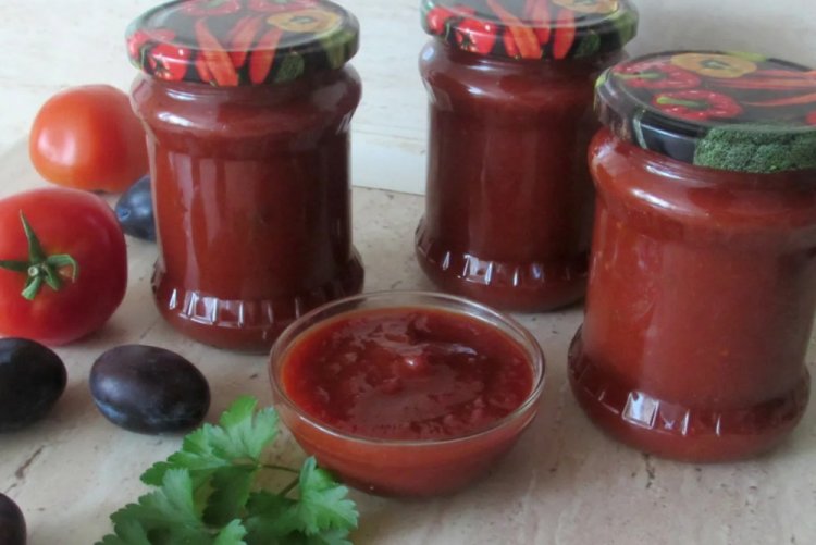 Salsa de ciruela con tomate para el invierno