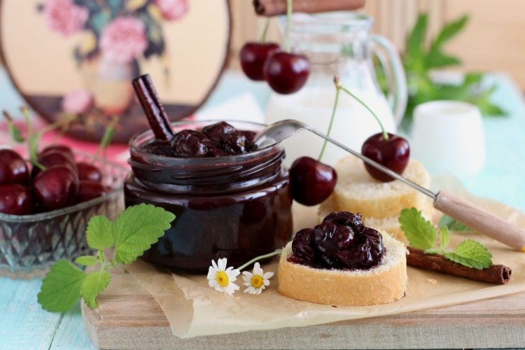 Варенье из вишни с корицей