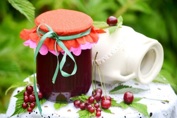 Kirsch- und Johannisbeerkonfitüre