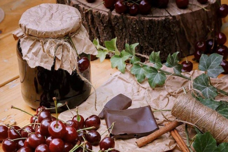 Schokoladen-Kirschkonfitüre mit Zimt
