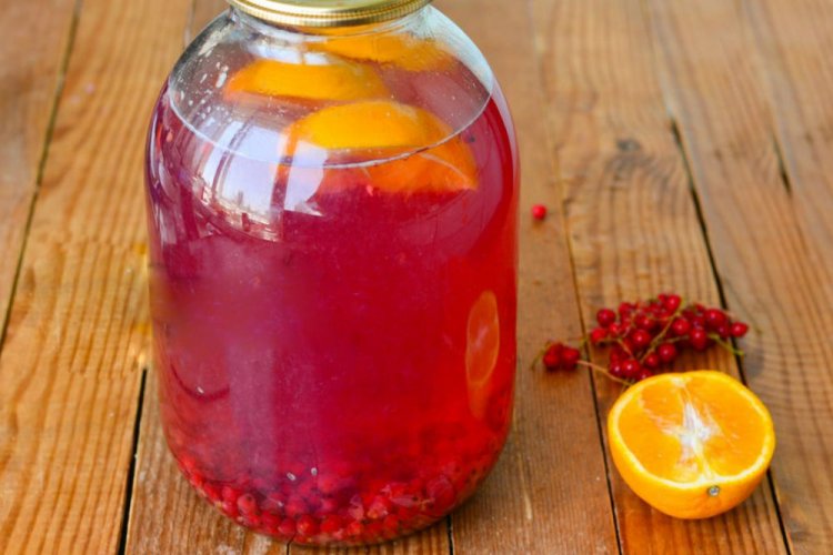 Zumo de grosella roja con naranjas