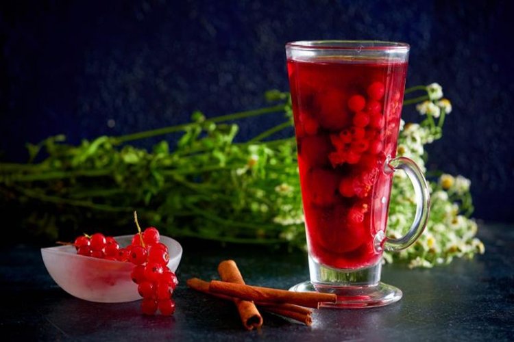 Zumo de grosella roja y frambuesa con canela