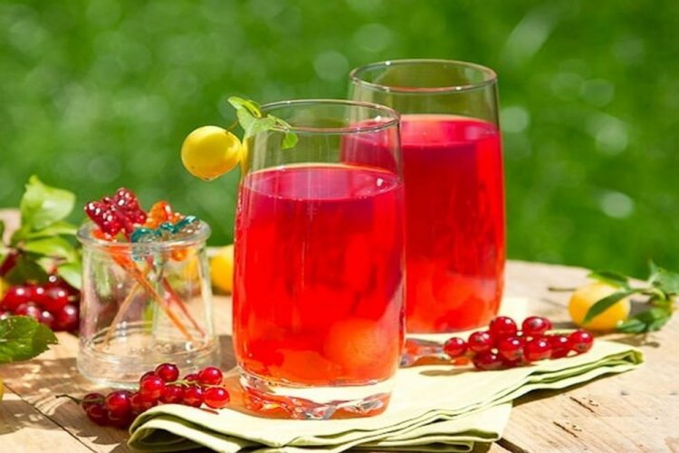 Zumo de grosella roja y ciruela mirabel