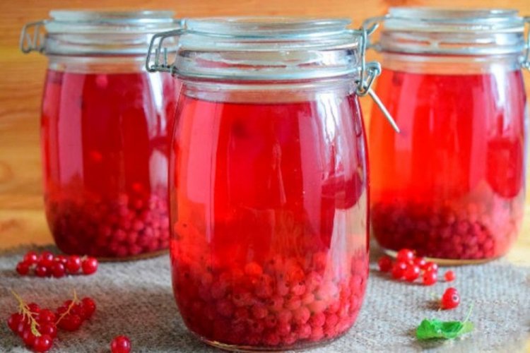 Zumo de grosella roja con esterilización