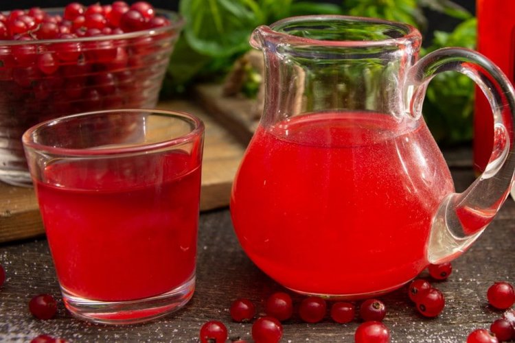 Zumo de grosella roja con zumo de limón