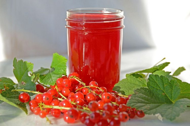 Zumo de grosella roja con canela