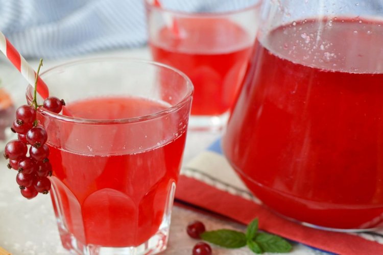 Zumo de grosella roja con menta