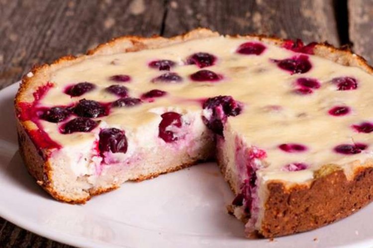 Tarta de requesón y cerezas vertida